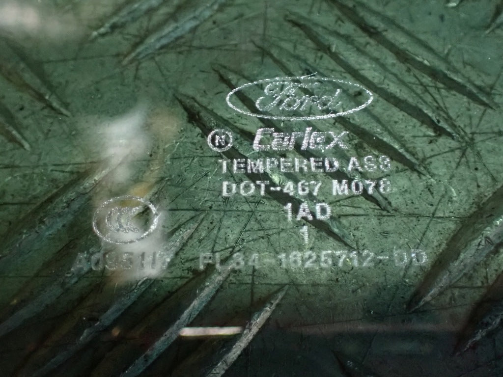 Szyba drzwi prawa tylna do Ford F150 3.5 2021- z marki Autolandparts, widoczna z zewnątrz pojazdu.