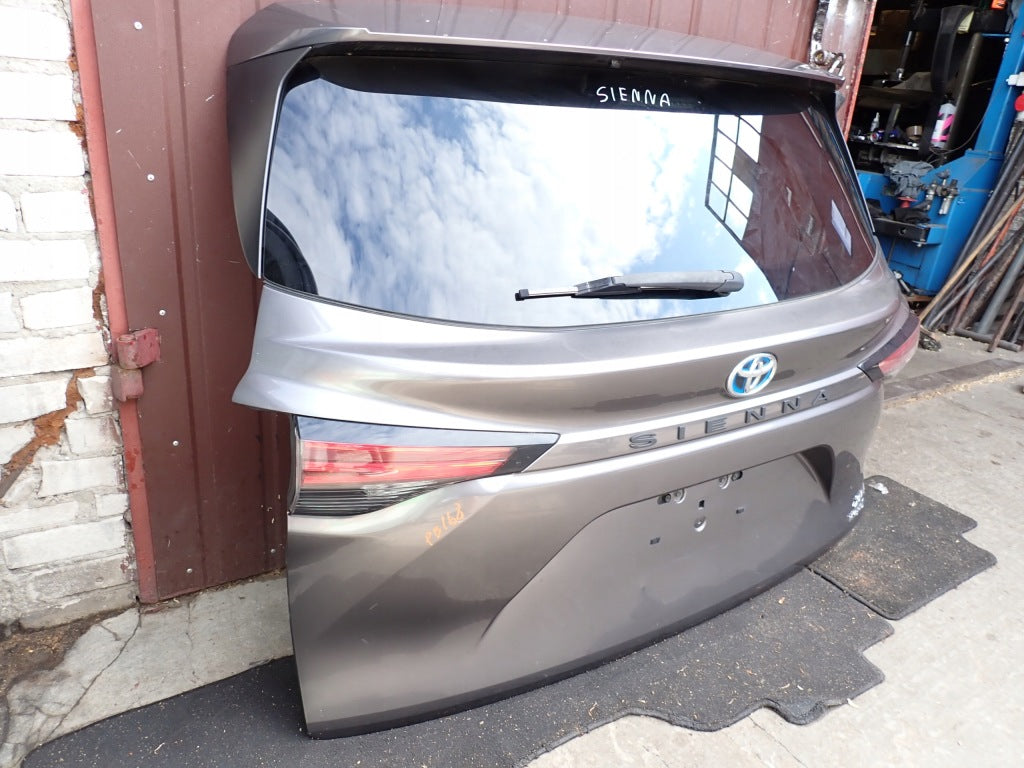 Klapa Tylna Kompletna z Lampami Toyota Sienna XL40 2021