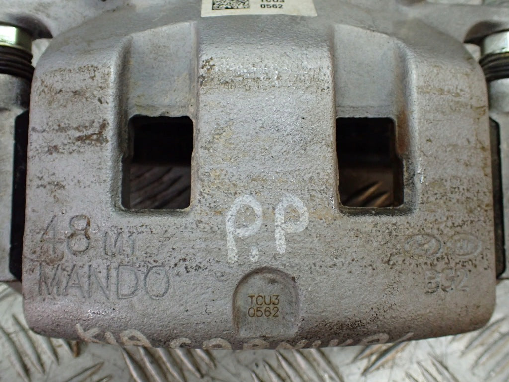 Prawy przedni zacisk hamulcowy Kia Carnival LX KA4 2020 Autolandparts, widok na element hamulcowy samochodu.