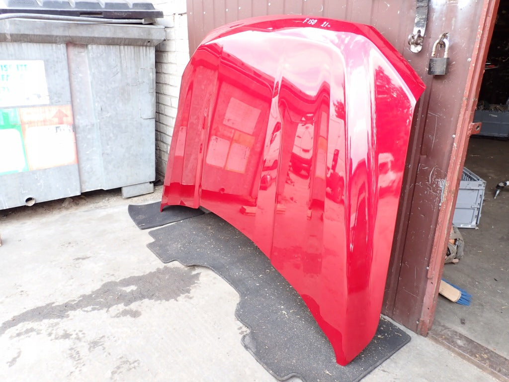 Pokrywa silnika przednia do Ford F150 2021 od Autolandparts, wygłuszenie i element ochronny, widok z przodu samochodu.