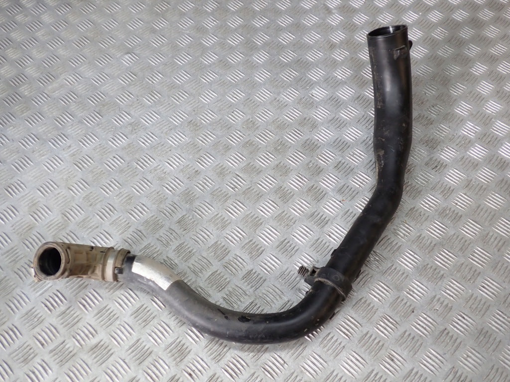 Przewód powietrza do Ford F150 3.5 2021- Autolandparts, widok na elastyczny kanał i złącza samochodowe.