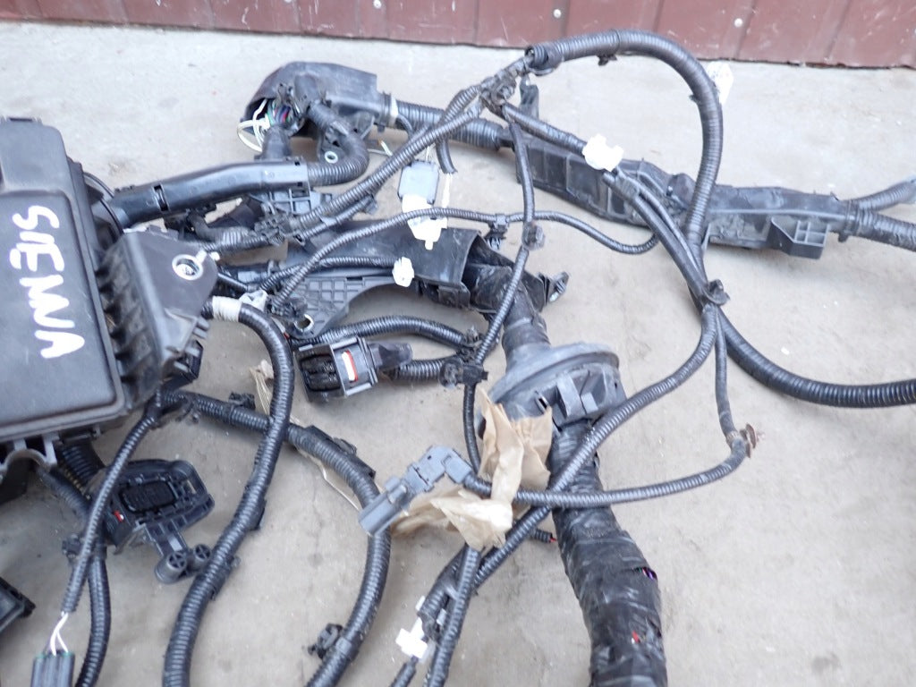 Wiązka instalacyjna do grodzi komory silnika Toyota Sienna XL40 2021–, autolandparts, widok na złącza i przewody
