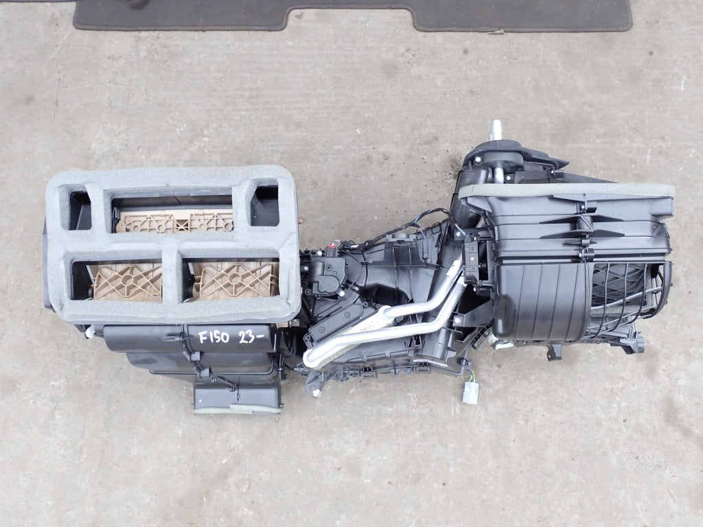 Nagrzewnica Ford F150 2025 LIFT, część samochodowa marki Autolandparts, widoczna na zdjęciu, do systemu grzewczego pojazdu.