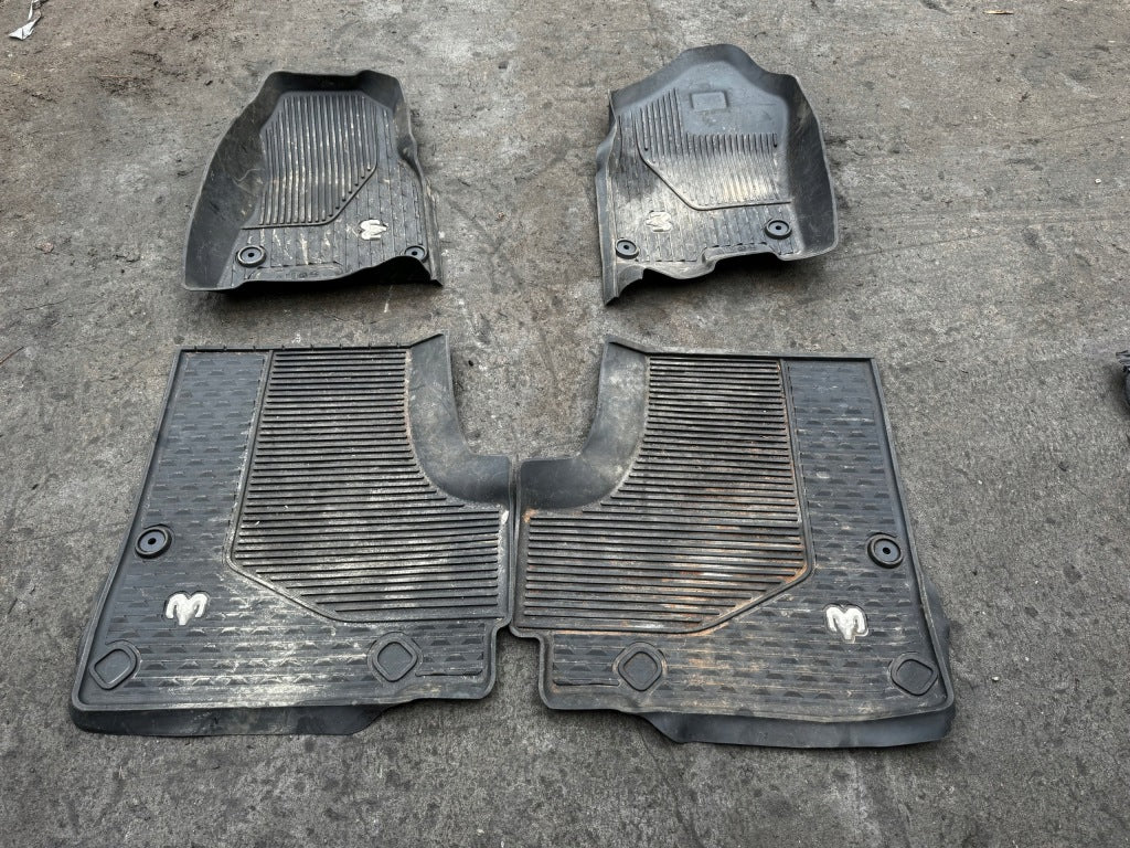 Komplet Dywaników Gumowych Dodge RAM V Crew Cab 19-