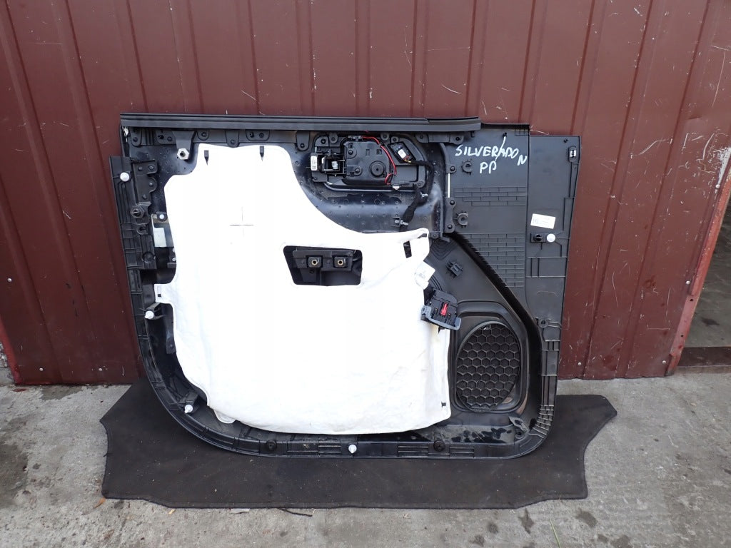 Prawy boczek drzwi przednich do Chevrolet Silverado i GMC Sierra 4x4 2019+ od Autolandparts, widoczny zewnętrzny panel.