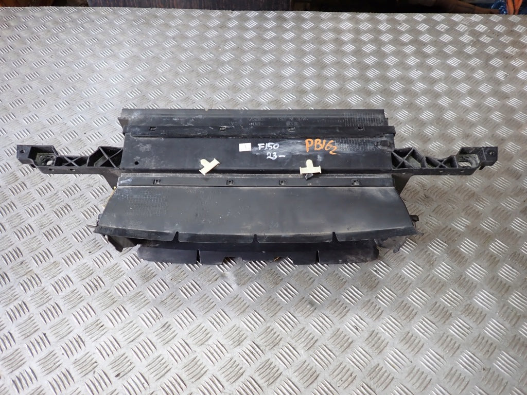 Dolna żaluzja roleta Intercoolera do Ford F150 XLT 2024 LIFT, część marki Autolandparts, widoczna w samochodzie.