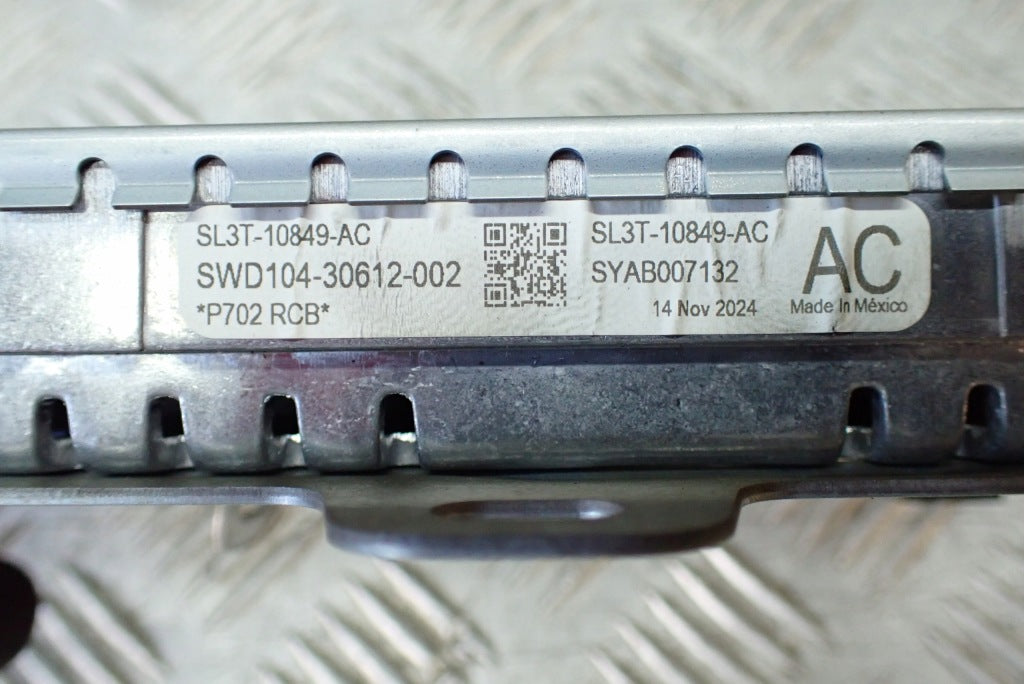 Moduł sterownika licznika zegarów do Ford F150 2024, część marki Autolandparts, na tle silnika samochodu.