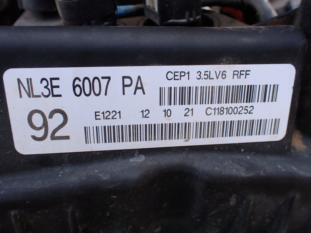 Silnik Kpl. 3.5 Powerboost Hybrid CEP1 RFF do Ford F150 XLT 2021, widoczny na zdjęciu, elementy silnika samochodowego.