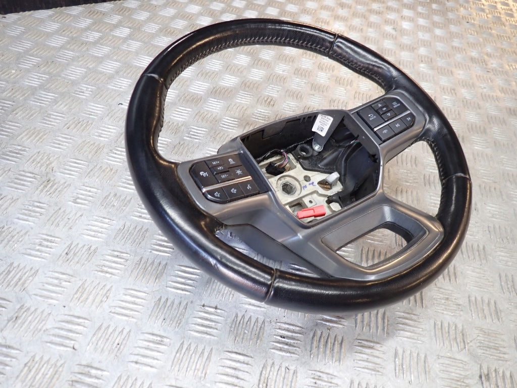 Skórzana kierownica wielofunkcyjna do Ford F150 3.5 Hybrid XLT 2021, Autolandparts, z przyciskami sterowania.