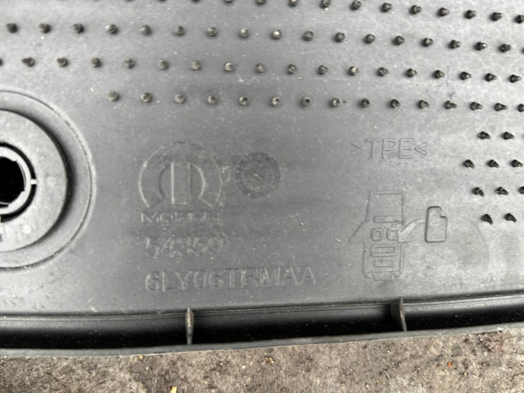 Komplet Dywaników Gumowo Materiałowych Dodge RAM V Limited Crew Cab 19-