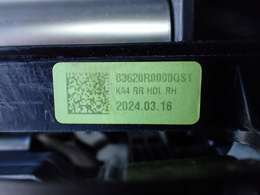 Zamek mechanizm drzwi prawy tył Kia Carnival LX 3.5 GDI KA4 2020- Autolandparts, widok na zamek i części mechaniczne
