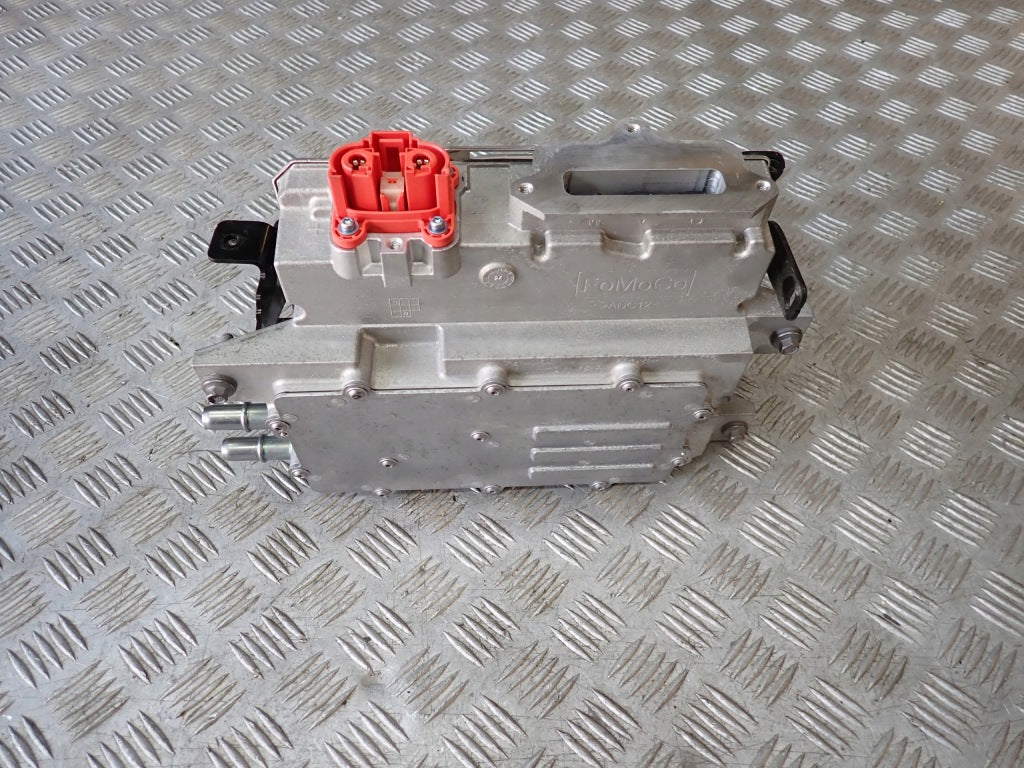 Przetwornica napięcia inwerter Ford F150 3.5 Hybrid 2025, Autolandparts, widok na element elektroniczny w samochodzie