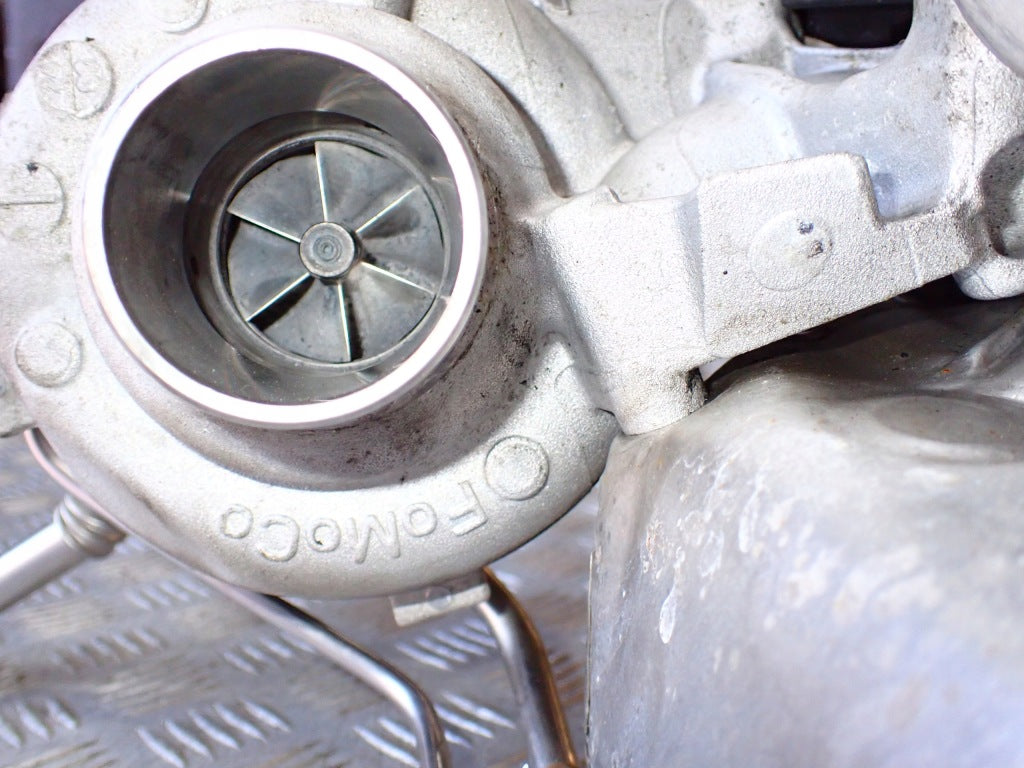 Turbosprężarka prawa do Ford F150 3.5 Ecoboost 2024 i Raptor 2024, autolandparts, widok na turbinę i podłączenia.