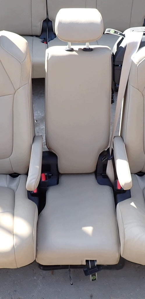 Fotel Środkowy Drugiego Rzędu Toyota Sienna 8 Osobowa XL40 2021