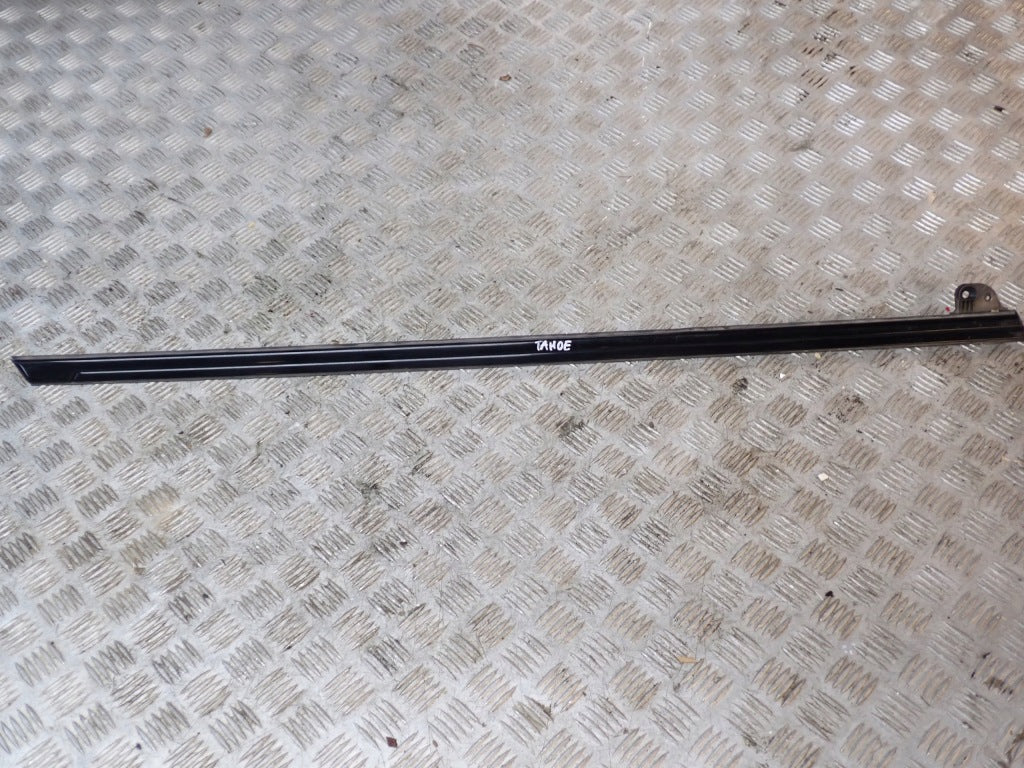 Listwa Szyby Karoseryjnej Chevrolet Tahoe Suburban 21-