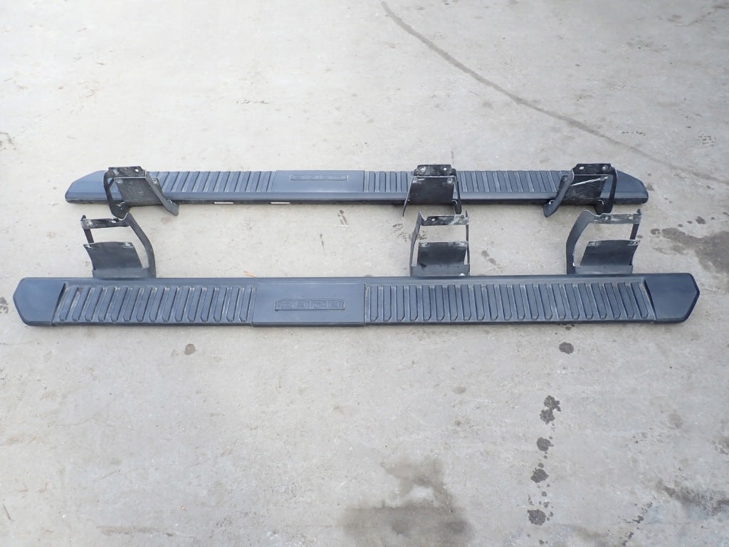 Stopnie progi Autolandparts do Ford F350 F250 6.2 4x4 HD 2017-; widok na solidne stopnie i mocowanie do pojazdu