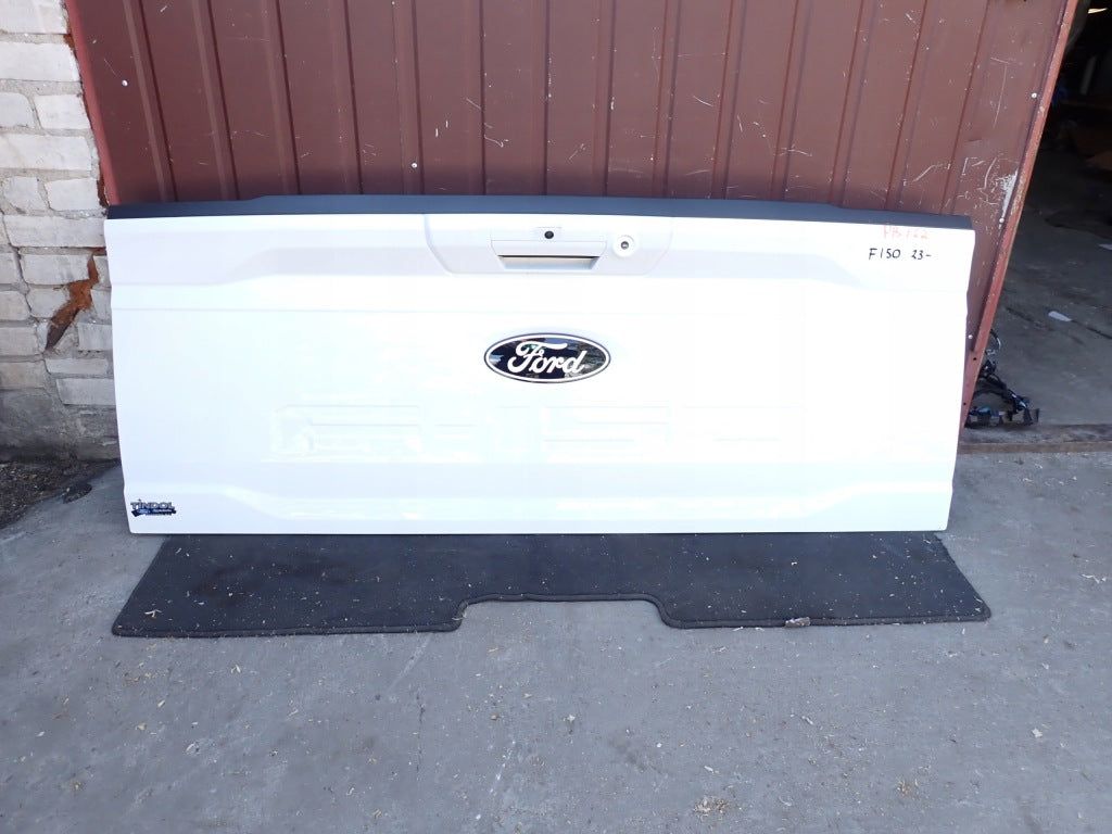 Klapa tylna burta z kamerą do Ford F150 XLT Crew Cab 2024, zestaw Autolandparts, czarna, nowa, zintegrowana kamera.
