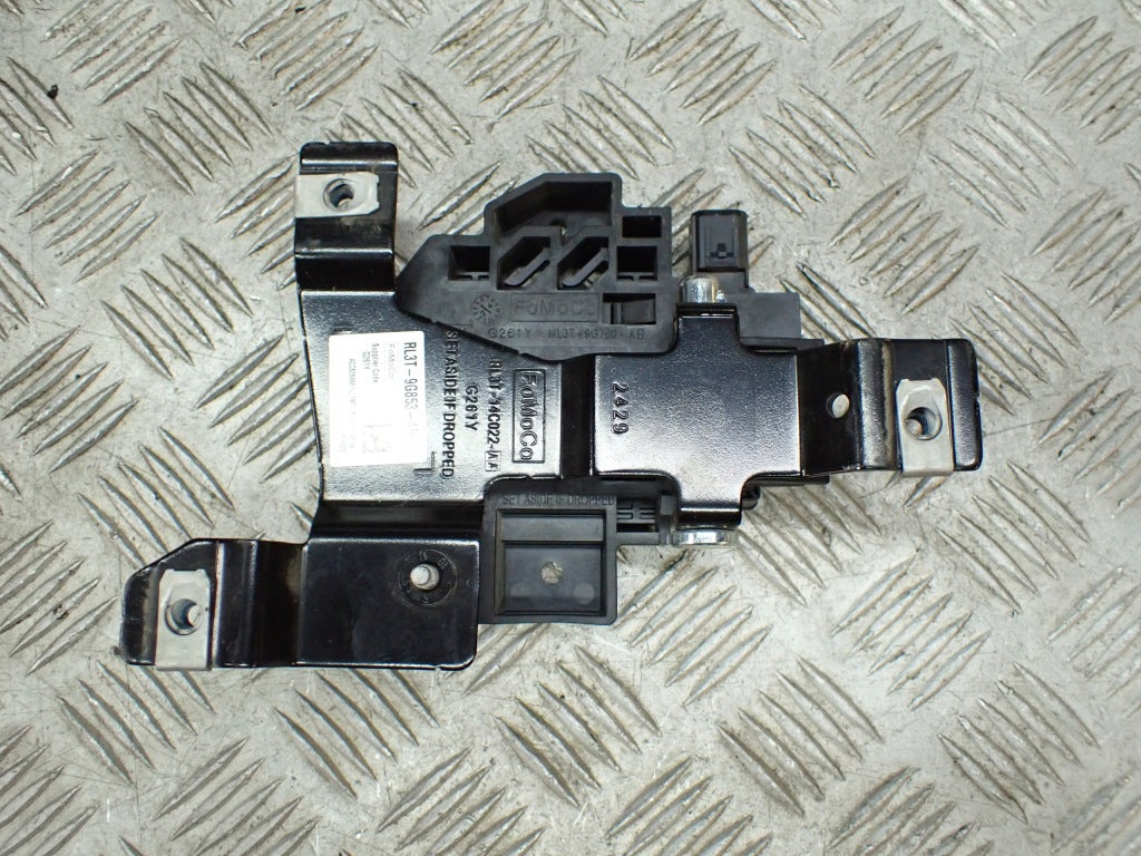 Czujnik radar przedni Distronic ACC do Ford F150 3.5 Hybrid Powerboost 2025, widok na sensor w samochodzie.
