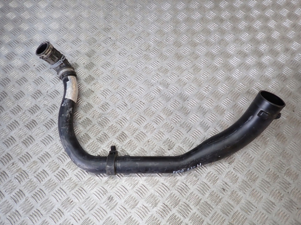 Przewód powietrza do Ford F150 3.5 2021 marki Autolandparts, widoczny na zdjęciu, pokazujący kształt i podłączenia rury.