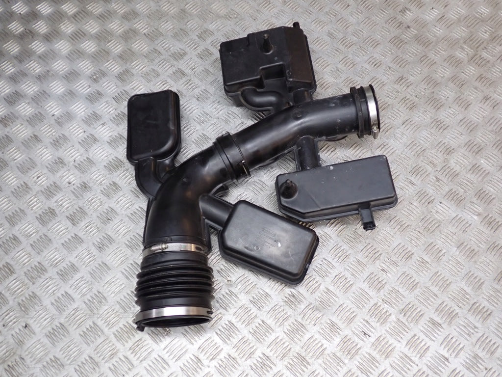 Przewód dolotowy powietrza do Ford F250 F350 6.2 Super Duty 2021, części samochodowe Autolandparts, widok na rurę.