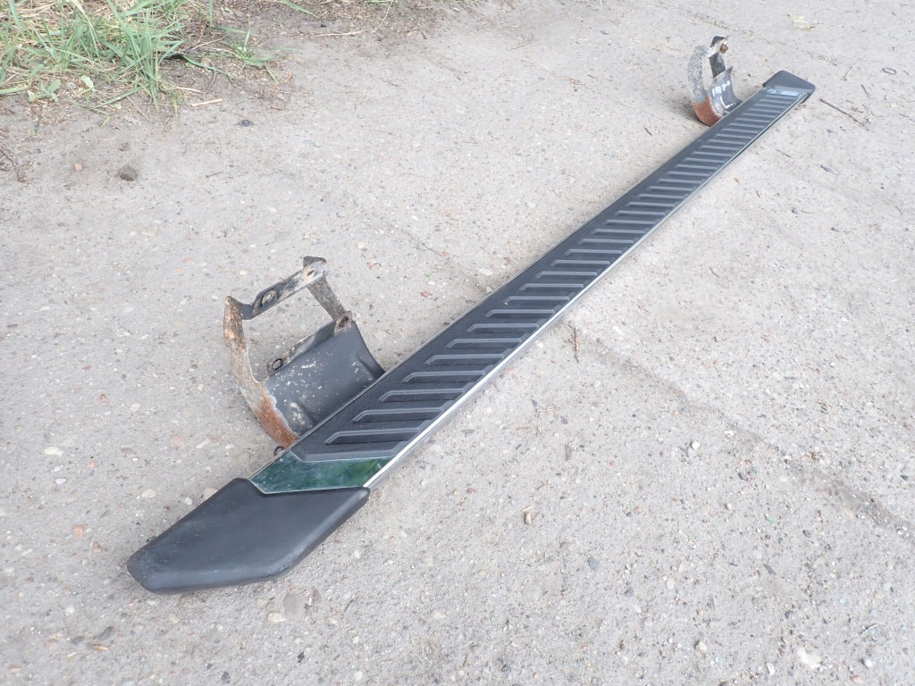 Stopnie progi do Ford F150 XLT Crew Cab Paka 5.7 ft 2021, autolandparts, widok na wytrzymałe stopnie w samochodzie.