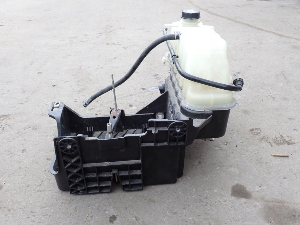 Zbiorniczek Wody Z Podstawą Akumulatora Ford F250 F350 6.2 Super Duty 2021