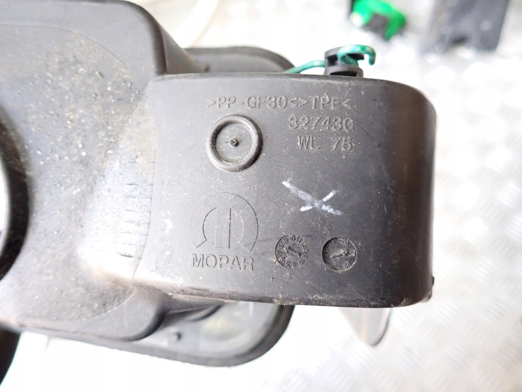 Klapka wlewu paliwa do Jeep Grand Cherokee WL 21+ marki Autolandparts, widoczna na zdjęciu, czarna i plastikowa.