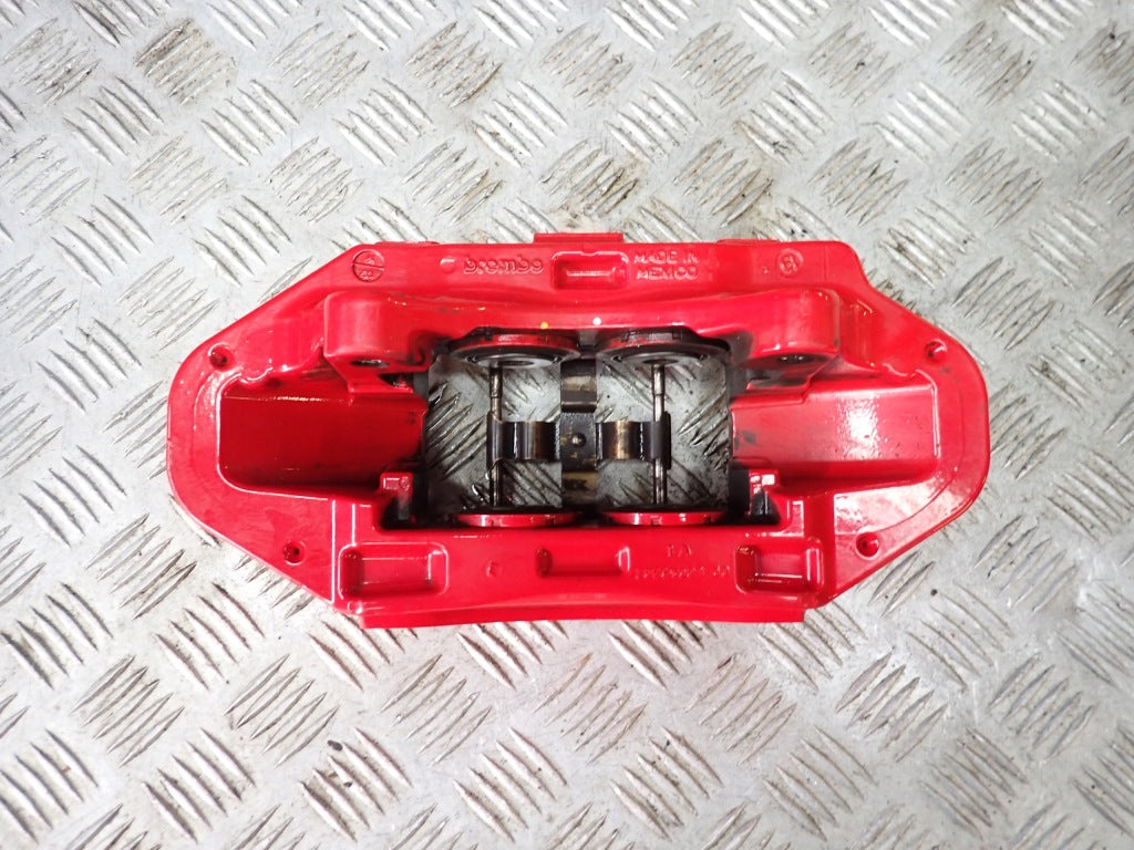 Lewy tylny zacisk hamulcowy do Chevrolet Corvette C8 2020- marki Autolandparts, widoczny na zdjęciu.