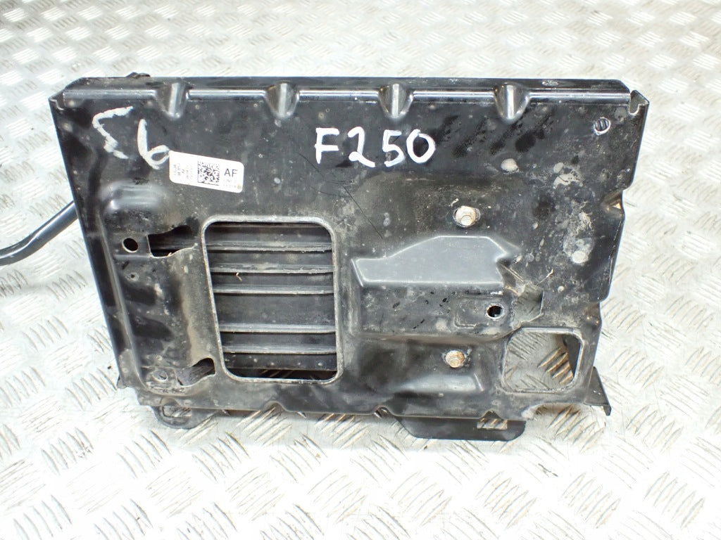 Filtr węglowy do Ford F350 F250 Super Duty 2021, model P558, 6.2 silnik, 4x4, autolandparts, widok na element filtrujący