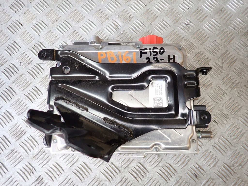 Przetwornica napięcia Ford F150 3.5 Hybrid, falownik Autolandparts, widok na komponent elektroniczny w samochodzie.