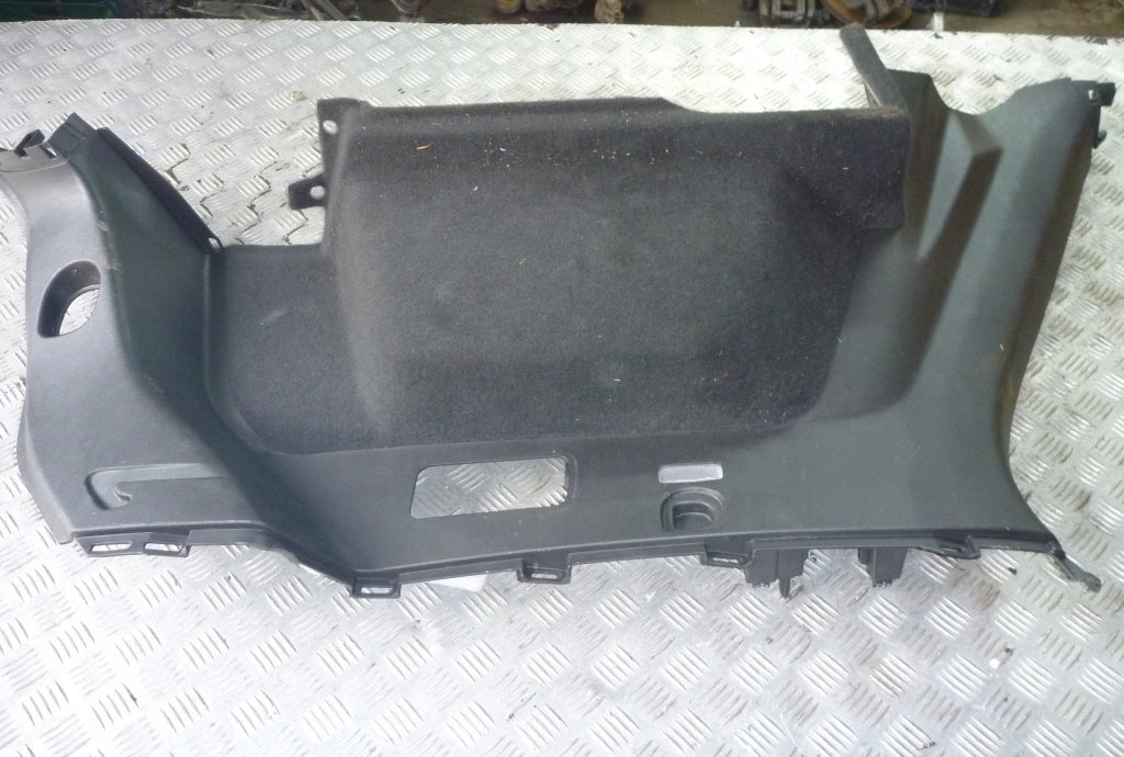 Boczek Bagażnika Prawy Cadillac XT5