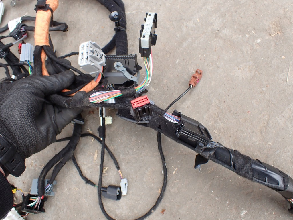 Wiązka instalacyjna deski rozdzielczej Ford F150 2025 Powerboost Hybrid, marka Autolandparts, na zdjęciu.