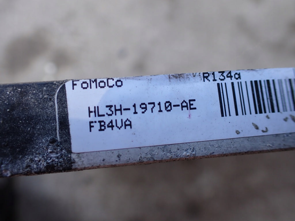 Chłodnica klimatyzacji do Ford F150 Crew Cab 2021- marki Autolandparts, widok z przodu, metalowa konstrukcja i elementy montażowe