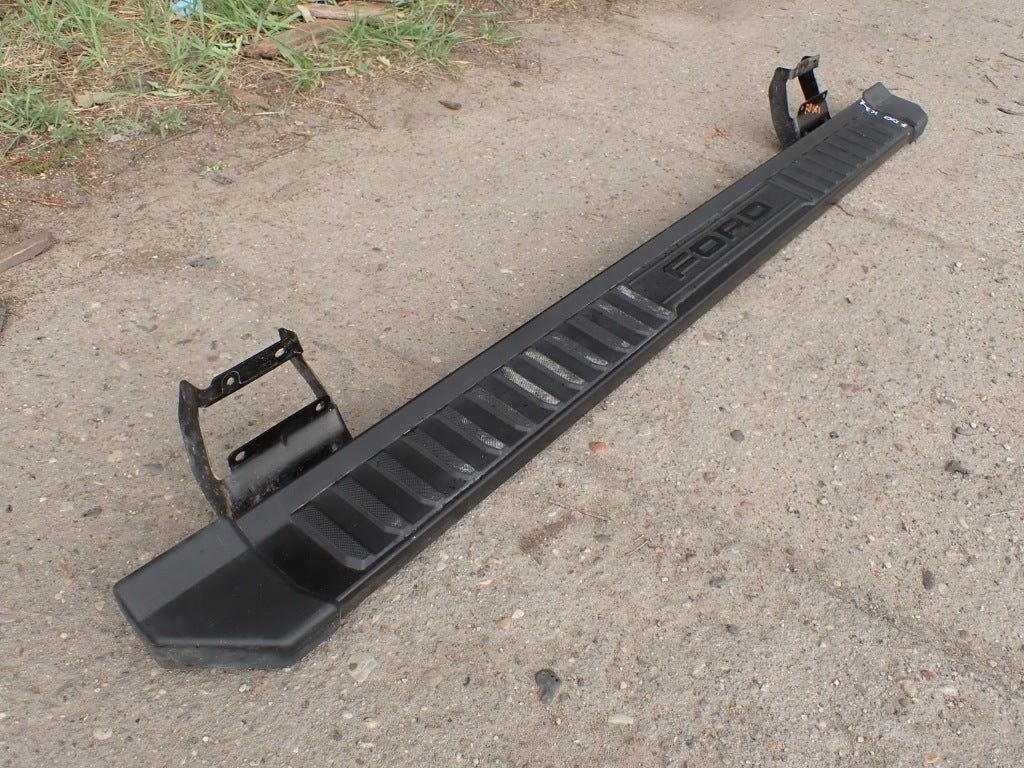 Lewy próg stopnia do Ford F150 Crew Cab 2025 marki Autolandparts, widoczny w zdjęciu, nowoczesny i wytrzymały element samochodu.
