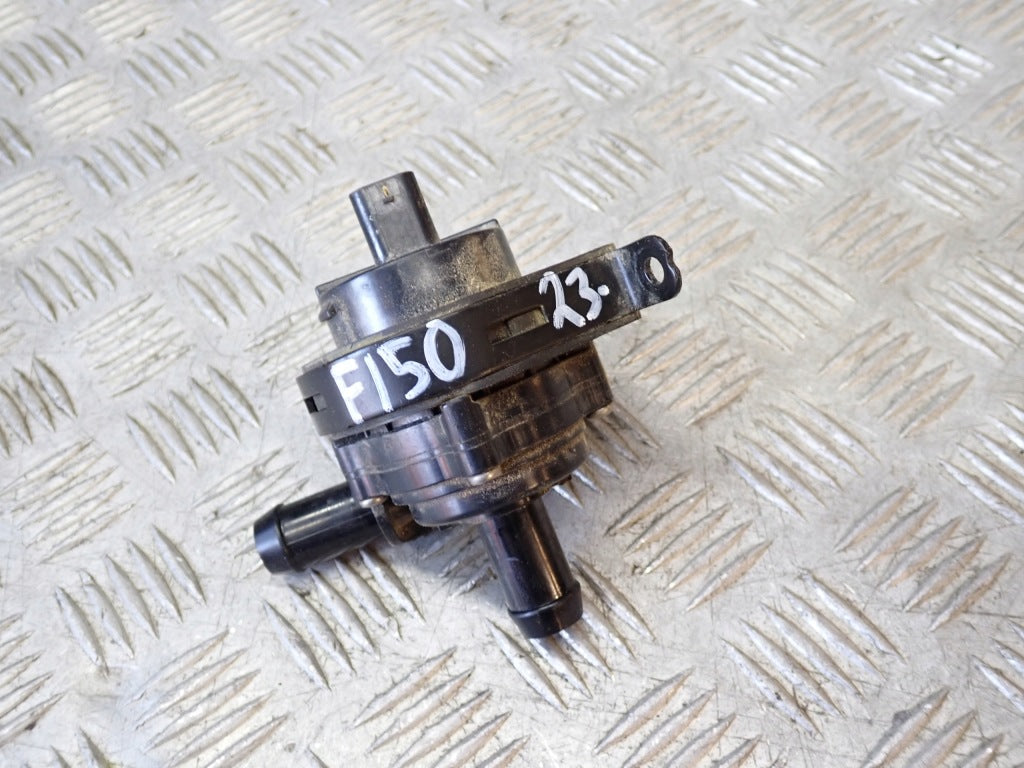 Pompa wody Ford F150 3.5 2021- Autolandparts, widok na pompkę wodną silnika samochodu Ford F150.