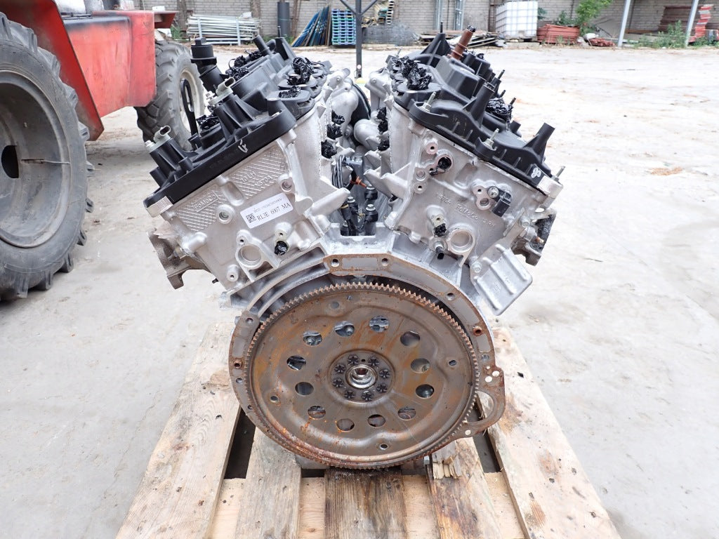 Silnik Goły 3.5 V6 Ecoboost do Ford Expedition F150 2024, autolandparts, widok na głowicę silnika i układ chłodzenia