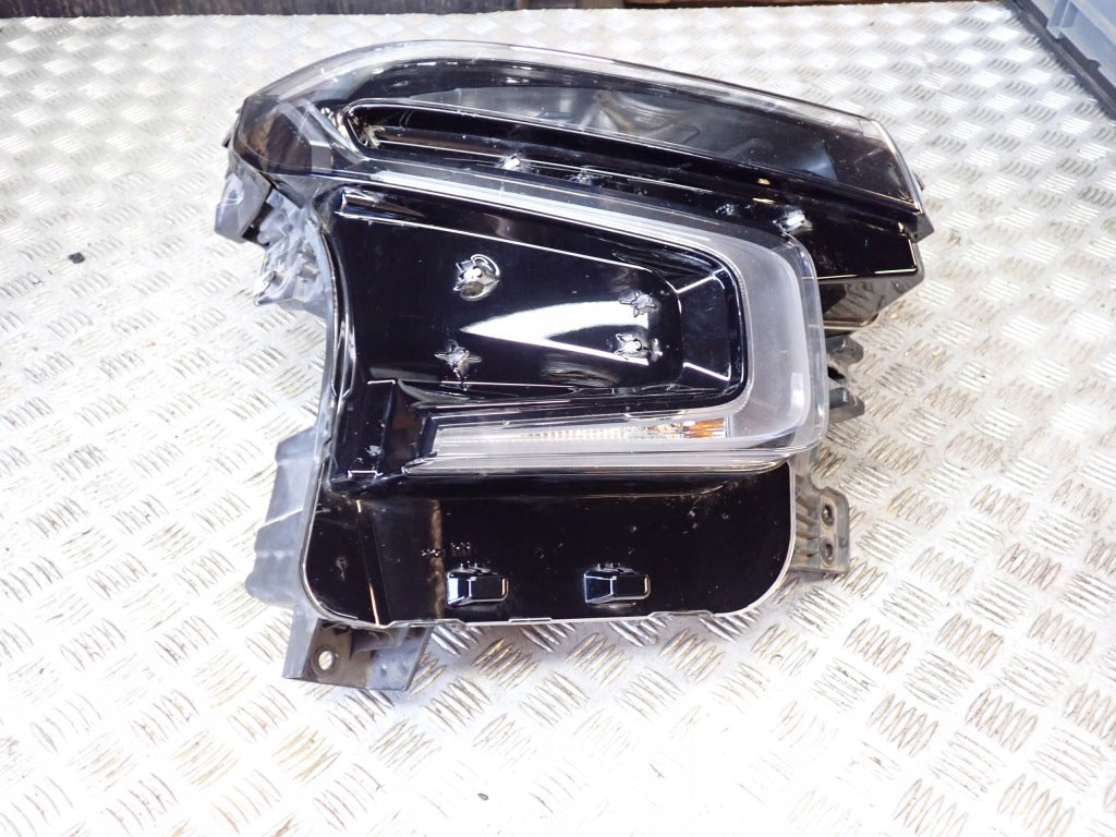 Reflektor Prawy Lampa Przednia Prawa Chevrolet Suburban Tahoe 2021-