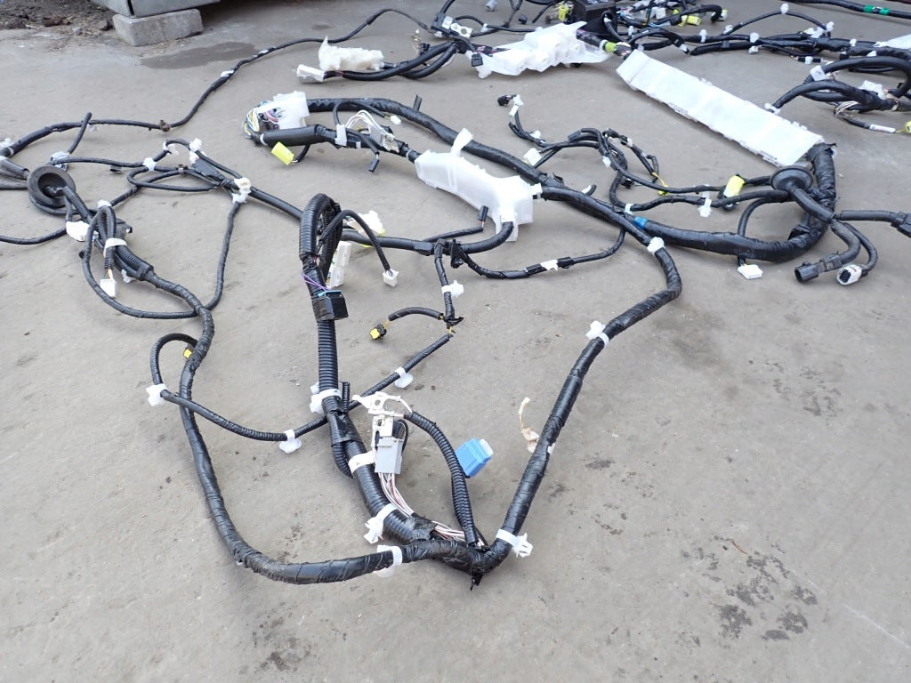 Wiązka instalacyjna do kabiny Toyota Sienna XL40 2021- od Autolandparts, widoczna na zdjęciu, z elementami kabli i złączami