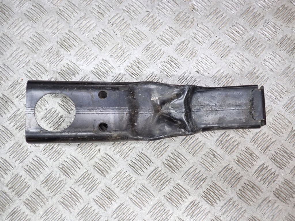 Wzmocnienie wspornika ramy przedniego Ford F150 XLT 2021- Autolandparts, widok na część konstrukcyjną samochodu.