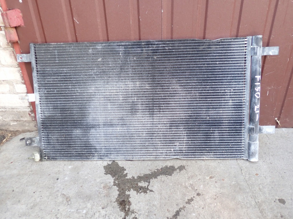 Chłodnica klimatyzacji Ford F150 Crew Cab 2021- Autolandparts, widok na element układu chłodzenia klimatyzacji samochodu.