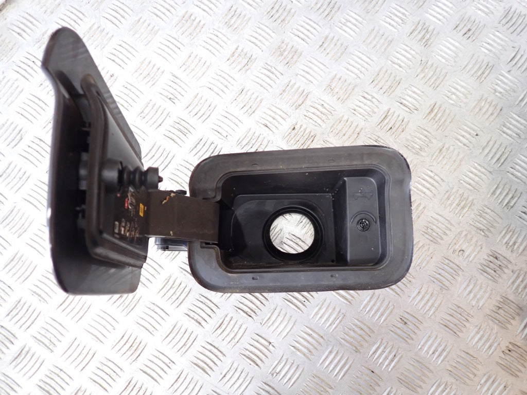 Klapka wlewu paliwa do Jeep Grand Cherokee WL 21+ marki Autolandparts, widoczna z otwartym wejściem na paliwo