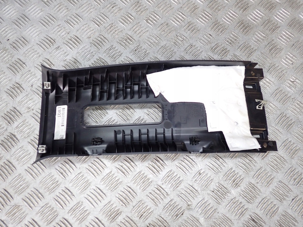 Osłona słupka środkowego prawa i lewa przednia do Ford F150 2021, montaż z Autolandparts, na zdjęciu z bliska.
