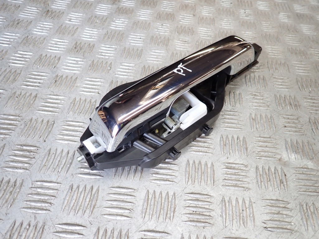 Klamka drzwi prawy tył do Ford F150 3.5 2021, autolandparts, widoczna na zdjęciu, czarna i metalowa.