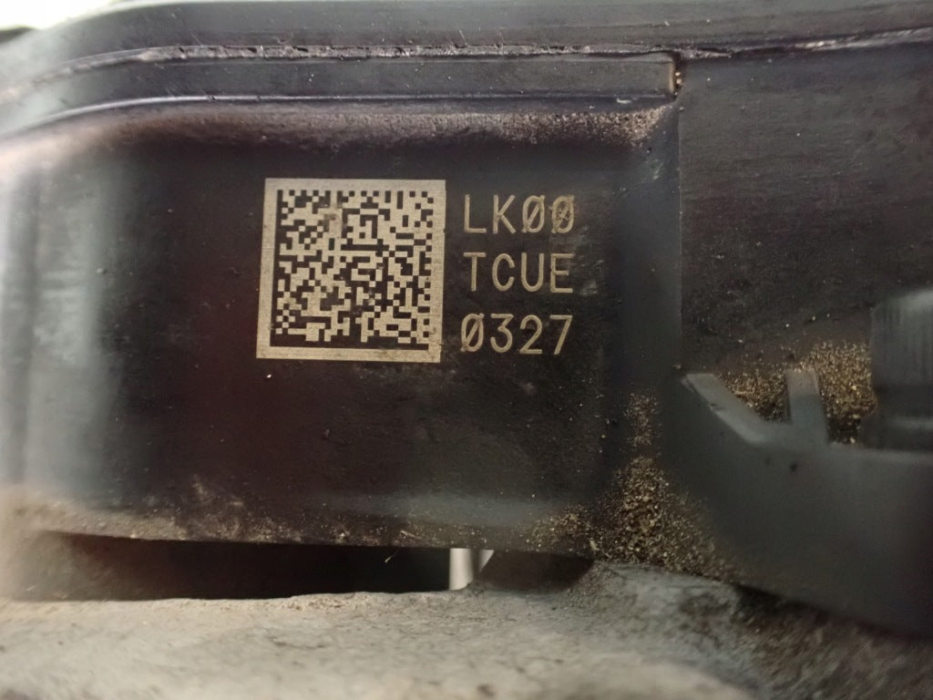 Lewy tylny zacisk hamulcowy do Kia Carnival LX KA4 2020- w kolorze czarnym, widoczny na zdjęciu.