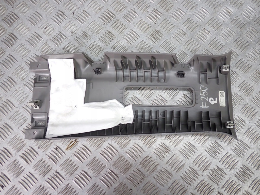 Osłona słupka środkowego górna do Ford F350 F250 6.2 4x4 2021, część samochodowa Autolandparts, widoczna na zdjęciu.