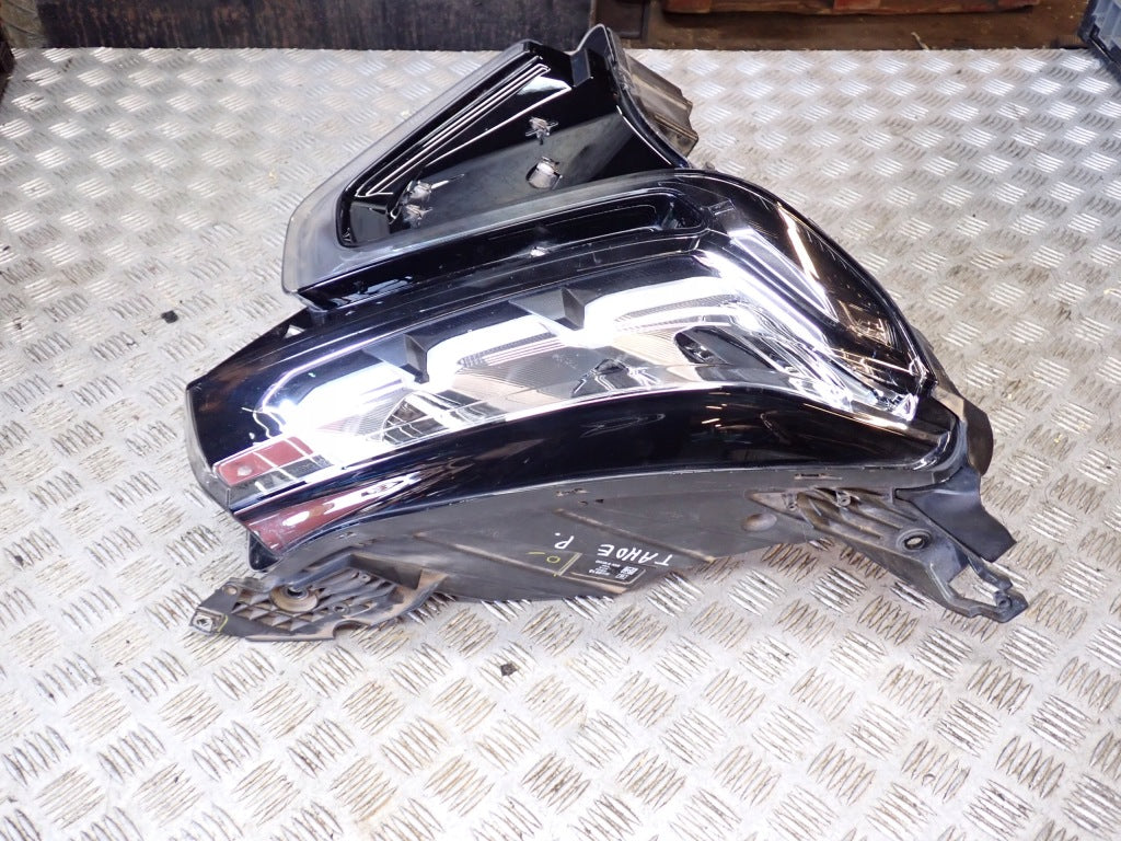 Reflektor Prawy Lampa Przednia Prawa Chevrolet Suburban Tahoe 2021-
