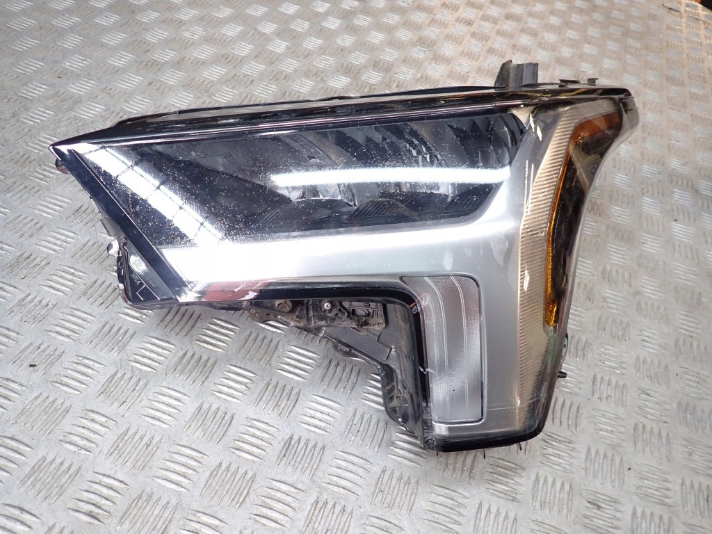 Lampa przednia reflektor lewy do Toyota Tundra i Sequoia 2022- marki Autolandparts, widoczny z przodu pojazdu