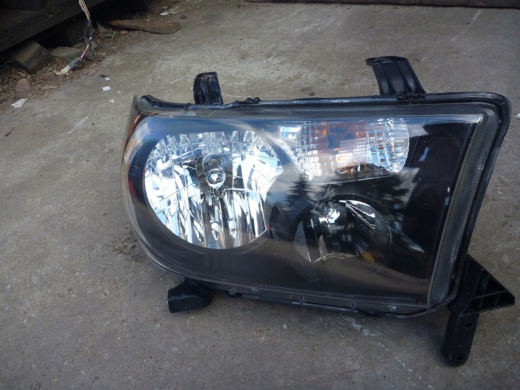 Lampa Przednia Reflektor Toyota Tundra Sequoia 07-