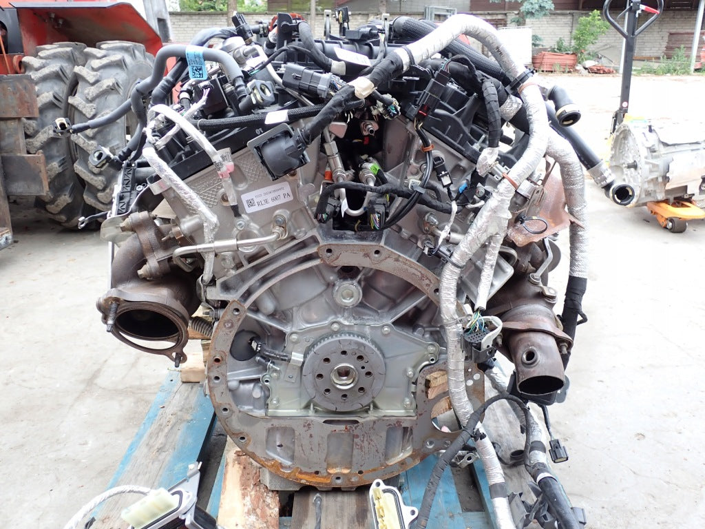 Silnik Kpl. 3.5 Powerboost Hybrid CEP1 do Ford F150 2025, widok na silnik z oznaczeniem i elementami montażowymi