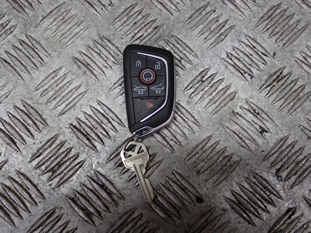 Pilot kluczyk Chevrolet Corvette C8 6.2 2020- Autolandparts, widok na zamek i przyciski, czarny z logo Chevrolet